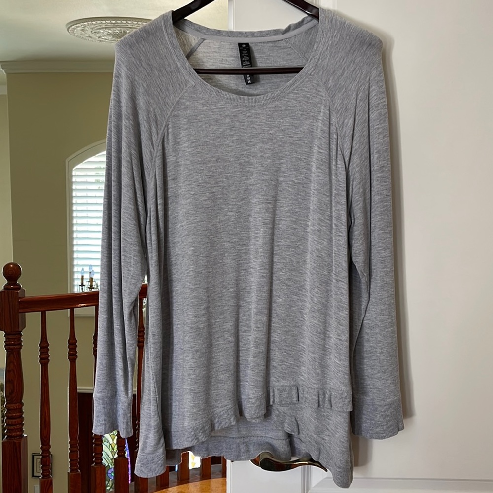 Cuteness abounds in this yogalicious plus size top. EUC